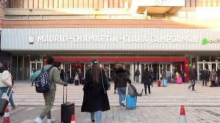 La estación de Chamartín acoge la operación retorno [upl. by Schatz535]