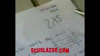 Cerca di corrompere il prof infilando 50 euro nel compito  ScuolaZoocom [upl. by Aneerahs392]