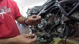 Suzuki V Strom problemas na campana parte 2  Removing the clutch basket [upl. by Toscano]