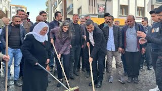 Van’ın seçilmiş belediye eş başkanları Zeydan ve Şedal sokakları temizledi [upl. by Gipsy]