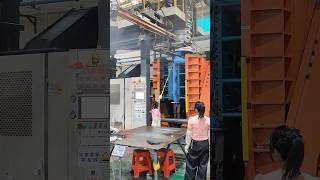 The Forming Process of Plastic Pallets Using a Large Blow Molding Machine [upl. by Terrance]