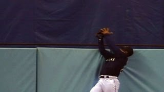 Ken Griffey Jr robs Juan Gonzalez of home run to send the Kingdome off in STYLE [upl. by Glanti725]