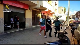 Cuatro detenidos que gestionaban un punto de venta de droga en Magaluf [upl. by Mylo357]