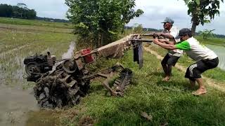 Traktor sawah pindah lahan extrim kompak satu keluarga bapak anak cucu traktor water [upl. by Kramlich377]