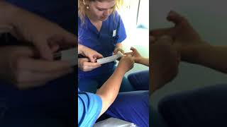 Verband bei Finger Schnittverletzung [upl. by Llenrad862]