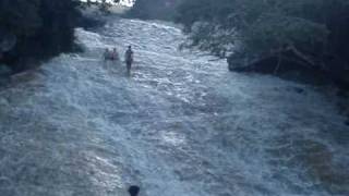 Galera escorregando na Cachoeira do Ribeirão do Meio  Chapada Diamantina [upl. by Sudoeht]