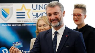 Tegeltija uručio digitalni kvalifikovani potpis ministru Forti [upl. by Atteloc]