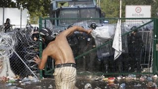 GRENZE DURCHBROCHEN  Ungarn setzt Tränengas und Wasserwerfer gegen Flüchtlinge ein [upl. by Mackoff]