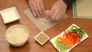 Vietnamese loempia vouwen  How to fold a spring roll [upl. by Ran]