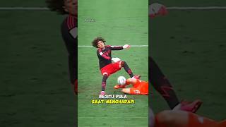 Ketika kiper terlalu over power 😡  football kiper goalkeeper ochoa bestsaves overpower ball [upl. by Pallaton]