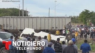 Tren embiste a autobús en Mazatlán  Noticiero  Noticias Telemundo [upl. by Rockwood]