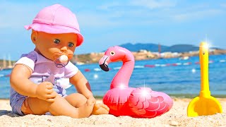 Bébé Annabelle est enterrée dans le sable Jeux avec poupons pour enfants [upl. by Ailemrac]