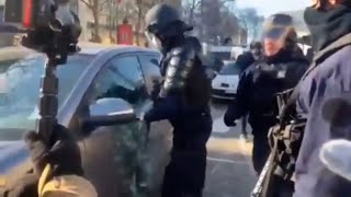 HONTE Un CRS éclate la vitre d’une voiture d’une personne âgées refusant d’ouvrir sa porte [upl. by Jamesy754]