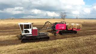 De Vries Cornjum BV  Wetland Machinery  Balenpers op rups [upl. by Emmalyn]