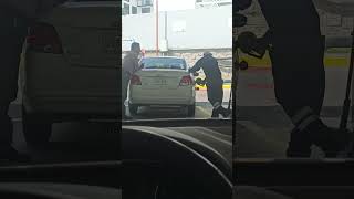 Señor apareandose con su carro para que le entre más gasolina [upl. by Ecertak]