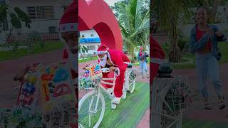 Cuando una niña ve a Santa Claus en su bicicleta 🚴🏻‍♀️🎅😭🤣 santaclaus shorts navidad [upl. by Einapets628]