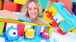 Spielzeug Video mit Nicole Eine neue Garage für die Spielzeugautos Kinder Video auf Deutsch [upl. by Keraj]