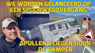 WE WORDEN GELANCEERD OP EEN SPOORWEGOVERGANG SPULLEN VLIEGEN DOOR DE CAMPER 242 [upl. by Alinoel]