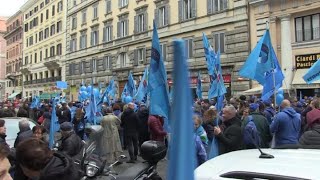 Sciopero del 29 novembre le voci dei manifestanti in corteo a Roma quotLa manovra è sbagliataquot [upl. by Legir310]