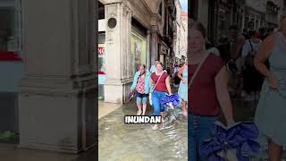 ¡Increíble Esta Plaza en Venecia Está Inundada por el Fenómeno Acqua Alta 🌊🏙️ shorts [upl. by Hardner521]