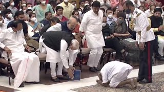 125year old Swami Sivananda  PM Modi bow down before each other at Padma award function [upl. by Diamante96]