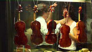 Le savoirfaire traditionnel du violon à Crémone version en italien [upl. by Ahsilif474]