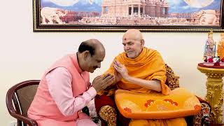 Lok Sabha Speaker Shri Om Birla Meets Mahant Swami Maharaj Delhi India 15 Oct 2022 [upl. by Michaelina19]