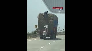 Caught on Camera Thieves On Bike Steal Goods From Moving Truck On AgraMumbai Highway [upl. by Neitsabes]