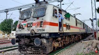 12467 Leelan Exp VS 12372 BIkaner Howrah via LKO Express Diesel vs Electrical Loco [upl. by Nader]