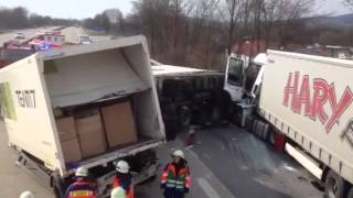 Unfall an A3Stauende Lkw fährt auf Lkw auf [upl. by Elleinaj]