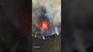 EL VOLCÁN ETNA DESDE ADENTRO impresionantes imágenes del cráter en plena erupción [upl. by Anitnamaid]