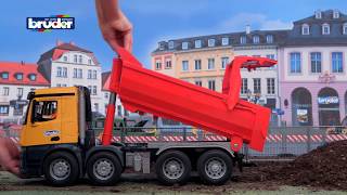 MercedesBenz Arocs Halfpipe KippLKW  03623  BRUDER Spielwaren [upl. by Bamford]