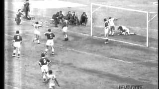 O primeiro gol de Pelé em Copas do mundo  1958 [upl. by Gawen581]