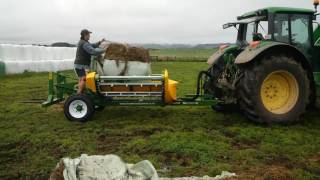 How to unwrap bales in a bale unroller or chain bale feeder [upl. by Yrojram991]