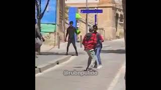 pelea en las Calles de Barcelona a cuchillo  Noticia [upl. by Wylma238]