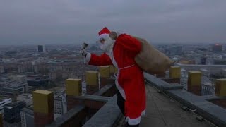 Berlin Hier kommt der Weihnachtsmann übers Hochhaus [upl. by Aseen]