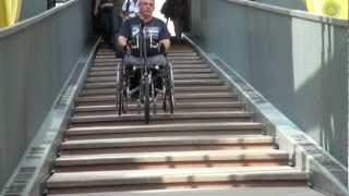 Amputiert Rollstuhl Handbike Treppe [upl. by Ulland]