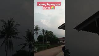 Layang layang putus 😭 layanganputus layangan layangansukhoi sahabatbermain [upl. by Kinchen521]