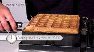 Brusselse en Luikse wafels maken  making Belgian waffles [upl. by Gadmann]