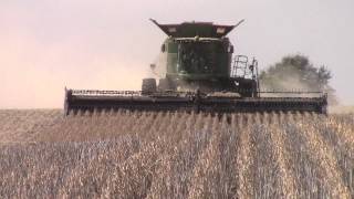 John Deere S690 Harvesting Soybeans [upl. by Howe]