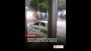 Ciudadano intenta frenar con sus manos un vehículo arrastrado por arroyo tras lluvias en Bquilla [upl. by Lucina873]