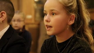 25 kinderen zingen Kerstnacht boven Bethlehem muziekvideo [upl. by Ahsinrev]