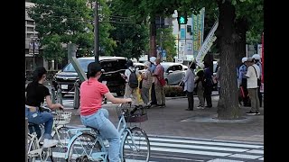 携帯をいじりながら自転車、警察と活動の人！警察は注意するのか？ [upl. by Patrich]