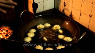 Samosas and Kachoris point VIP market Kolkata [upl. by Rebak]