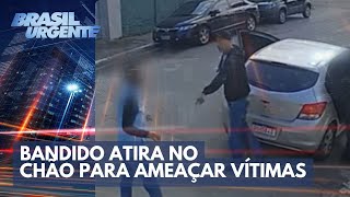 Bandido violento atira no chão para ameaçar vítimas em assalto  Brasil Urgente [upl. by Adas149]