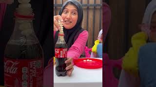 AFRIN DAN HAFIZAH BERMAIN COCA COLA  MENTOS  BALON  EXPERIMENT COCA COLA VS MENTOS shorts [upl. by Rouvin]