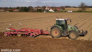 Fendt 724 Vario pulling a Väderstad Topdown 400 cultivator in Blaxhall Suffolk [upl. by Gerladina]