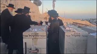 Sanz Klausenburg Rebbe Visist Kever Of His Brother In Law Zvhill Rebbe on Har Hazeisim  Elul 5783 [upl. by Nylram364]