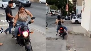 Una joven presume su nueva motocicleta pero la destroza saliendo de la concesionaria [upl. by Satsoc]