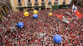 El quotchupinazoquot abre las fiestas de San Fermín en Pamplona ante miles de entusiastas [upl. by Elleinaj]